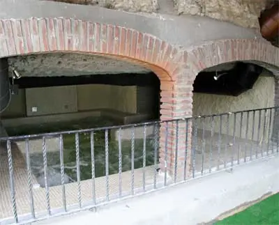 Piscina termal excavada en la roca