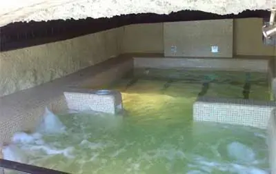 Piscina termal con bancos lumbares